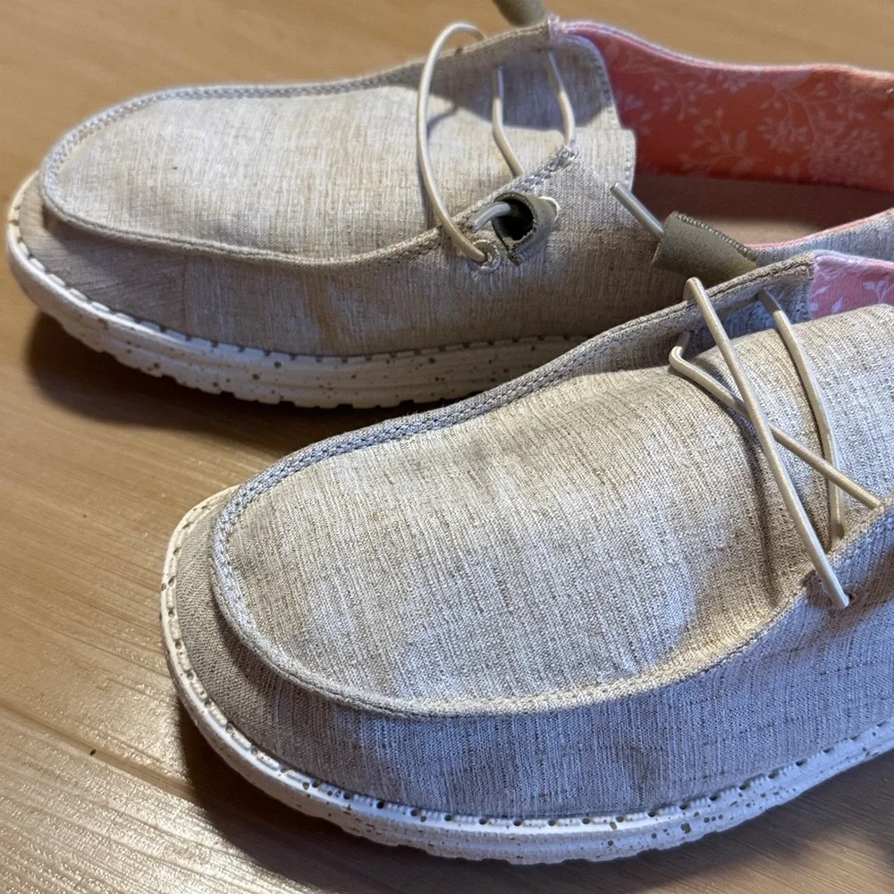 HEY DUDE WOMENS WENDY CHAMBRAY WHITE NUT SLIP ON WALKING SHOE SIZE: 10